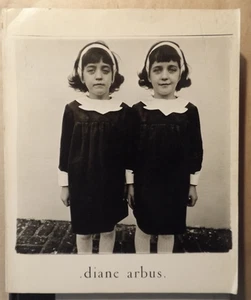 Diane Arbus: Eine Blendenmonographie - SOFTCOVER von Diane Arbus - KOSTENLOSER Versand USA - Bild 1 von 1