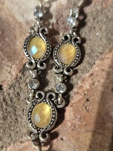 Collana goccia Avon firmata vintage, lucite gialla, sirena tono argento Halloween - Foto 1 di 9