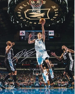 DIRK NOWITZKI SIGNED AUTOGRAPH 8X10 PHOTO DALLAS MAVERICKS - Picture 1 of 1
