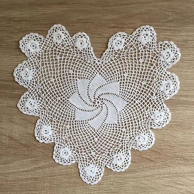 Tapete de encaje de ganchillo de algodón en forma de corazón de 6 pulgadas hecho a mano blanco 12 piezas tapetes Foto 1 de 4