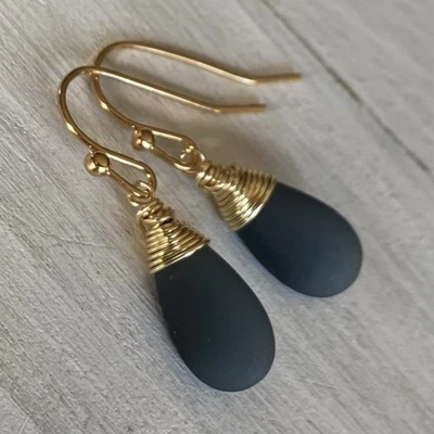 Pendientes envolventes artesanales Min Favorit Montana cristal marino azul lágrima y oro Foto 1 de 4