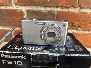 Panasonic Lumix DMC FS10 Digitalkamera kleiner Pixalschaden am Display funktioniert noch - Bild 1 von 17