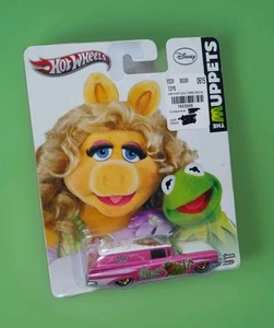 Hot Wheels Premium Muppets 59 Chevy Delivery Miss Piggy & Kermit 1:64 - Picture 1 of 7