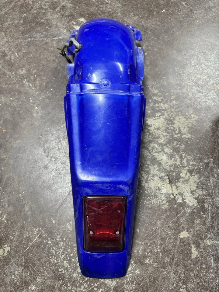 Guardabarros trasero Yamaha OEM WR400F CON LUZ TRASERA 1999 2000 2001 WR426F Foto 1 de 4