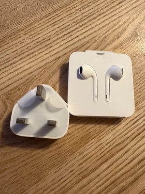 Bundle of Genuine Apple A1399 USB Wall Charger Plug UK & 8 pin earphones. - Image 1 of 4