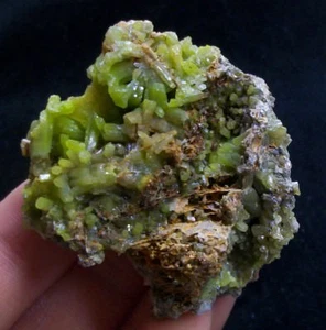 Racimo de piromorfita 44 mm 58 g en matriz de China 2569 - Imagen 1 de 5