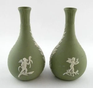Juego de 2 jarrones de jaspe Wedgwood CREMA COLOR SOBRE CELADON para brotes de temporada BUEN ESTADO - Imagen 1 de 10