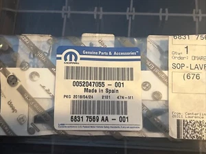 Placa de identificación Mopar Jeep Renegade 20 16-19 1,3 L 1,4 L 2,4 L puerta elevadora 68317569AA NUEVO - Imagen 1 de 2
