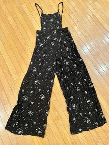 Free People Sweet In The Streets wandelbarer schwarzer Overall mit Blumenmuster und weitem Bein – gebraucht, in einwandfreiem Zustand - Bild 1 von 16
