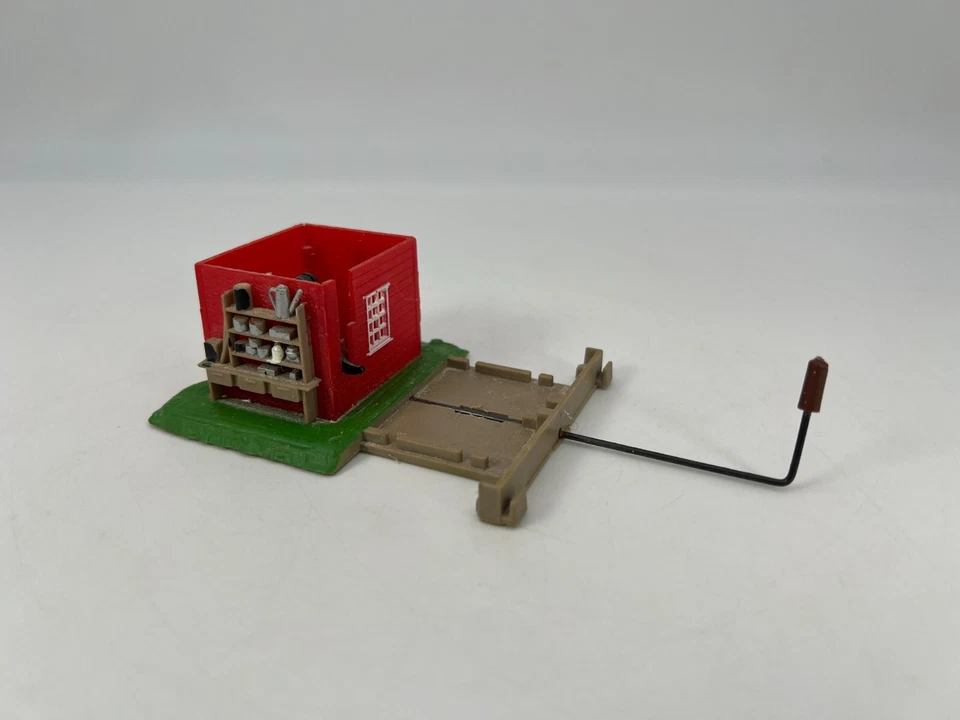 Life-Like #08704 HO Scale Bob's Dumping Station Red Shanty Building - Image 1 of 4