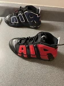 Nike’s Boy’s Air More Uptempo (Big Kid) Schwarz/Rot/Navy/Weiß Größe 4,5 Neu - Bild 1 von 9