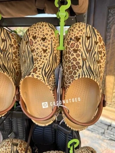 Disney Parks Animal Kingdom Topolino Stampa Crocs Adulto M8 W10 - 8/10 Nuovo 💥 - Foto 1 di 3