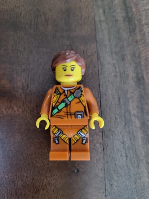 LEGO Female EXPLORER JUNGLE GEAR Minifigure - Image 1 of 2