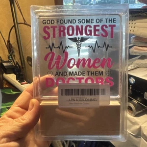 Escritorio acrílico MUJERES DR. Dios encontró algunas de las mujeres más fuertes. Grandes regalos - Imagen 1 de 2