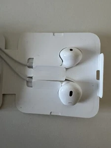 Apple Lightning In-Ear Headphones EarPods Lightning Connector - White MMTN2ZMA - Picture 1 of 4