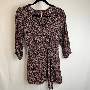 Free People Minikleid schwarz rosa Blumendruck Wickeloptik V-Ausschnitt Taille zum Binden XS - Bild 1 von 6