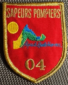 ECUSSON PATCH SAPEURS POMPIERS 04 (ECU 84) ALPES DE HAUTE PROVENCE - Picture 1 of 2