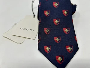 Neu mit Etikett Gucci Krawatte marineblau gold Biene Logo Symbol Schild Wappenmuster Seidenmischung 295 $ - Bild 1 von 8