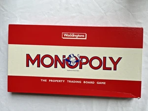 Monopoly Board Game Vintage 1990s Waddingtons Classic Complete -Houses on Sprue - Picture 1 of 9