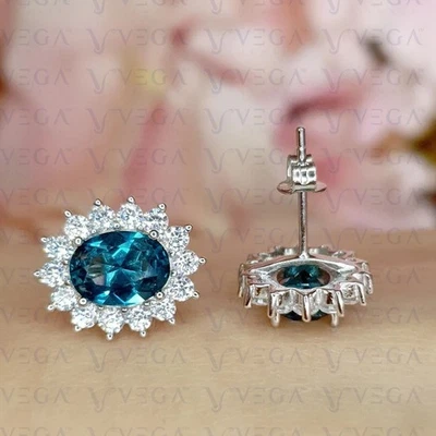 Pendiente de diamante y topacio natural de corte ovalado de 5,20 quilates enchapado en oro blanco de 18 k Foto 1 de 4