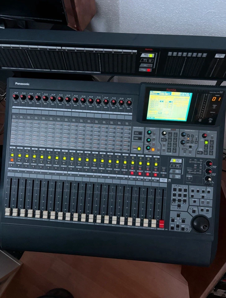 Ramsa WR-DA7 32 Kanal digital Mischpult mit 16 High End Preamps, 2 Adat Cards - Bild 1 von 4