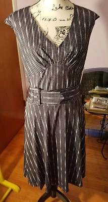 Vestido mujer, negro con lunares blancos. Tiene cinturón. Cuello en V Talla L. Clásico. Nuevo. Foto 1 de 4