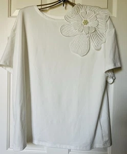 WEISSES POLYESTER T SHIRT MIT BLUMENAPPLIKATION GR XL - Bild 1 von 4