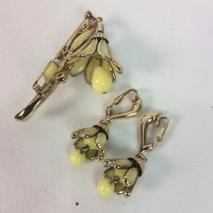 Vtg Crown Trifari Pat. Pend. Yellow Glass Gold tone pin brooch Earrings Set - Picture 1 of 9