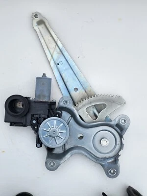 Motor de ventana lateral del conductor trasero (izquierdo) Lexus GS350 2013-2020 DENSO 85720-60361 OEM Foto 1 de 2