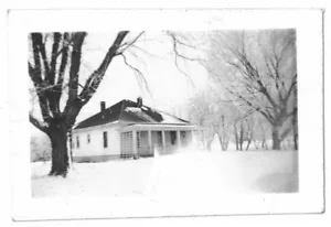 Foto d'epoca casa neve alberi invernali 3 in x 2 in bianco e nero - Foto 1 di 1