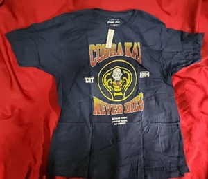 Cobra Kai Never Dies Men Graphic Shirt Size 3XL Navy Blue T-Shirt Johnny NEW - Picture 1 of 9