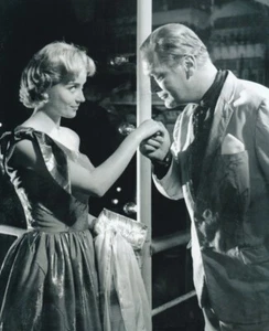 Sylvia Syms and Curt Jurgens Unsigned 10" x 8" photo - Ferry to Hong Kong *86 - Imagen 1 de 1