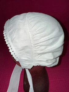 Ancienne coiffe folklorique régionale  en coton piqué brodé - Picture 1 of 6