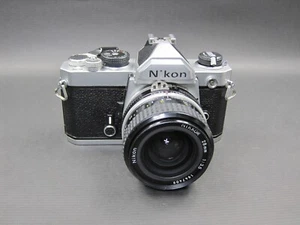 Cámara fotográfica Nikon FM plateada 35 mm SLR + lente 28 mm/f3,5 ((LEER DESCRIPCIÓN)) - Imagen 1 de 20