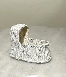 Puppenhaus Miniatur handgemacht weiß Korb Baby Stubenwagen 1:12 - Bild 1 von 15