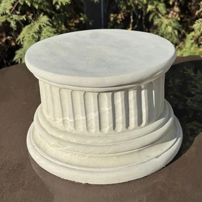 Soporte para plantas de hormigón de 10,25", pedestal para estatua de jardín, reloj de sol o base para baño de pájaros Foto 1 de 4