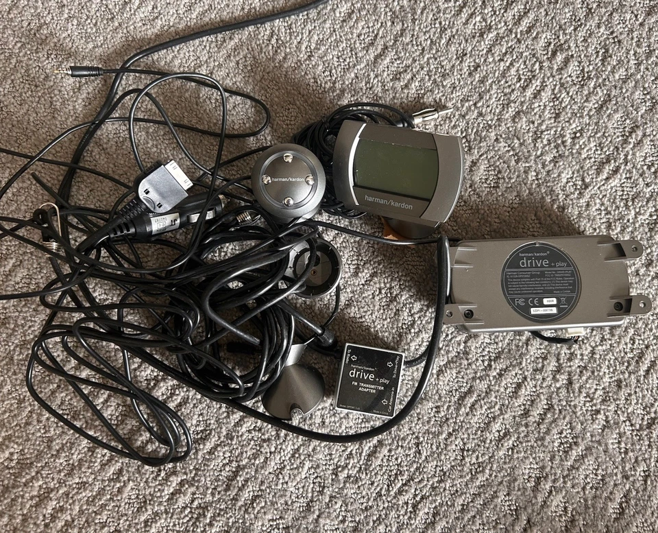 Sistema de audio para automóvil Harman/Kardon Drive + Play-iPod-DPO100SZ Foto 1 de 4