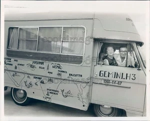 Press Photo World Travelers Edward & Harriet Scheider in Their Minibus - Picture 1 of 2