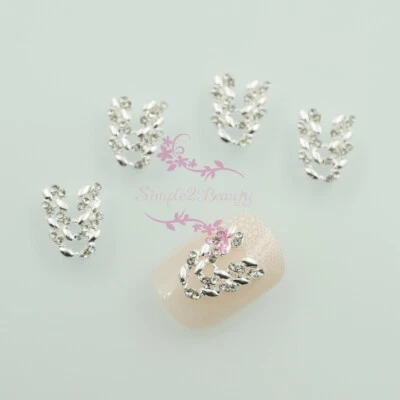 Dijes de aleación de arte en uñas 3D tono plata diamantes de imitación transparentes huecos en forma de U 20 joyas Foto 1 de 3