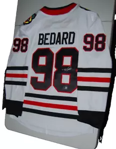 CONNOR BEDARD signiert (CHICAGO BLACKHAWKS) weiß Hockey Trikot BECKETT AE14709 - Bild 1 von 3