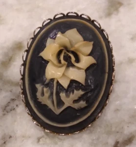 Vintage unmarkierte Art Deco Kamee geschnitzte Blume Brosche = dunkelblauer Hintergrund - Bild 1 von 4
