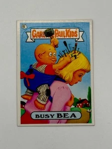 Garbage Pail Kids Busy Bea #3 2012 pegatinas adicionales edición limitada promoción perdida 3/4 - Imagen 1 de 3
