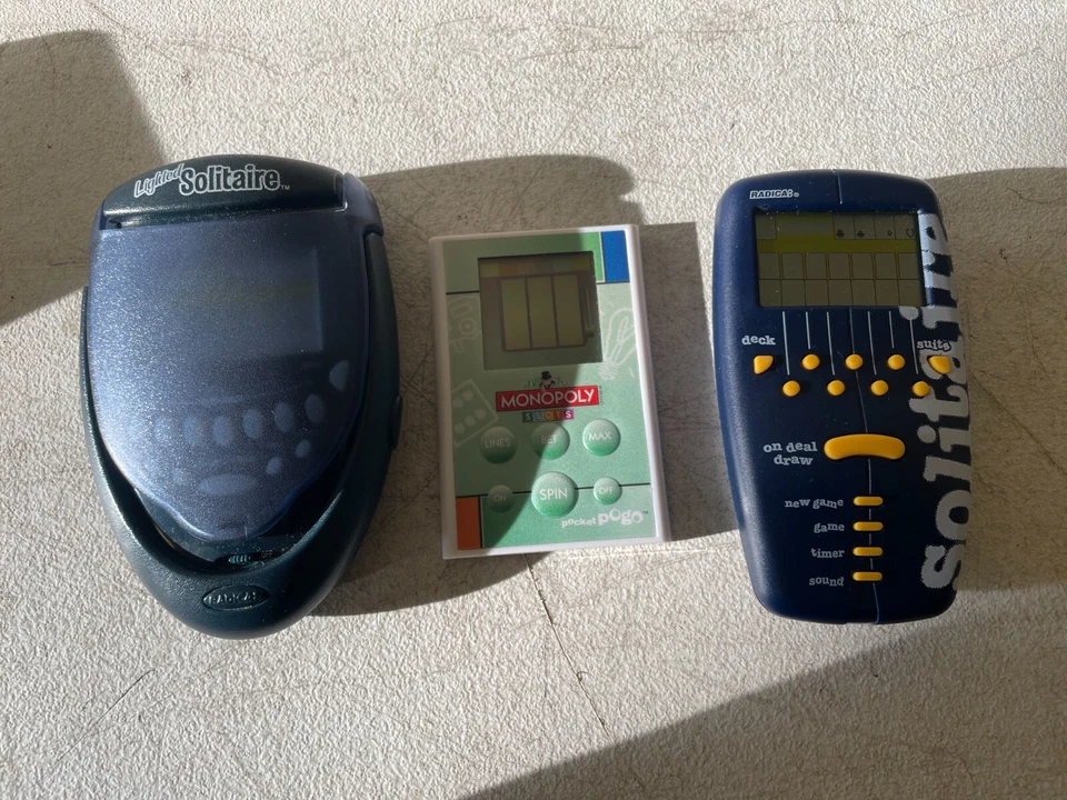 Lote de 3 juegos electrónicos portátiles vintage - solitario, monopolio de bolsillo y tragamonedas Foto 1 de 4