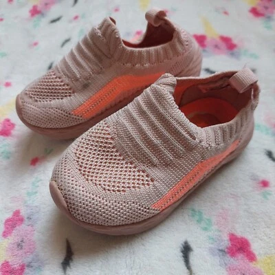 Zapatos Carter rosa pastel para niños pequeños Foto 1 de 4