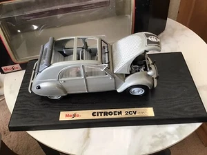 MAISTO Citroen 2CV (1952) - OPEN ROOF VERSION- 1/18 SCALE-BOXED - Picture 1 of 7