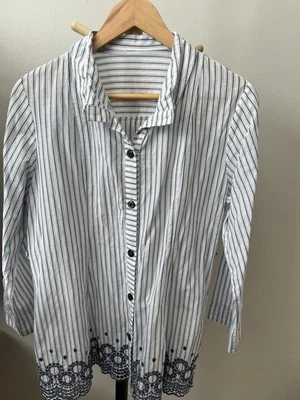 Top de mujer mediano de lino con cuello a rayas azul bordado Foto 1 de 4