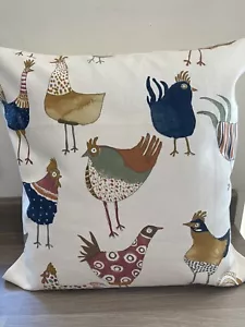Colorida funda de cojín cuadrada de 16" con pollos cómicos sobre fondo crema liso - Imagen 1 de 4