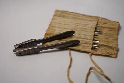 Cascanueces de mano de metal fundido macizo vintage de 5 1/2" cocina retro de alta resistencia Foto 1 de 4