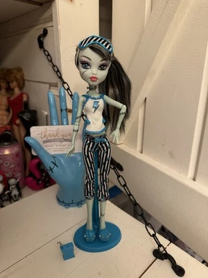 Monster High Frankie Stein Dead Tired Muñeca de Moda con Soporte y Juicebox LEER Foto 1 de 4