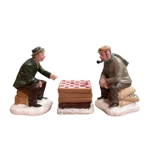 Lemax 2001 Playing Checkers Holidays Seasons #12493 Men Play Chess Tabakpfeife - Bild 1 von 5